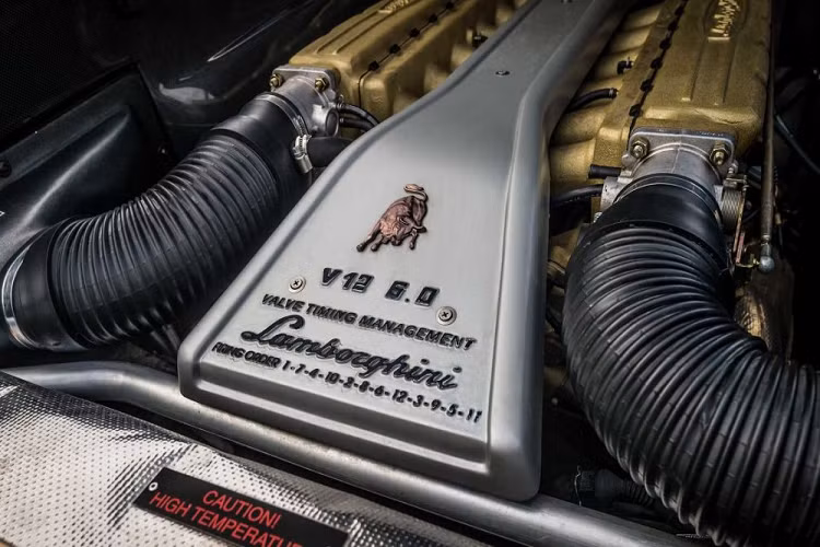 Khi được mua lại bởi Audi vào năm 1999, Lamborghini giới thiệu phiên bản nâng cấp của Diablo SV, được thiết kế bởi Luc Donckerwolke, nhà thiết kế đầu tiên làm việc cho làm hãng. Theo sau SV là VT và VT Roadster nâng cấp. Chúng đều có thiết kế mới bên trong lẫn bên ngoài. Động cơ cũng được nâng cấp với công suất cực đại 529 mã lực và 605 Nm mô-men xoắn. Giờ đây, xe được trang bị công nghệ cam biến thiên, hệ thống chống bó cứng phanh ABS,…