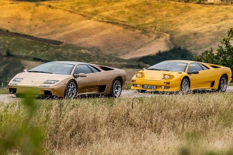 Sau hơn 10 năm có mặt trên thị trường, Diablo được thay thế bởi Murcielago vào năm 2001. Khi kết thúc vòng đời của mình, nó là chiếc siêu xe được hãng sản xuất nhiều nhất với 2.903 chiếc bao gồm Diablo tiêu chuẩn có 873 xe, VT có 592 xe trong khi VT Roadster có 468 xe.