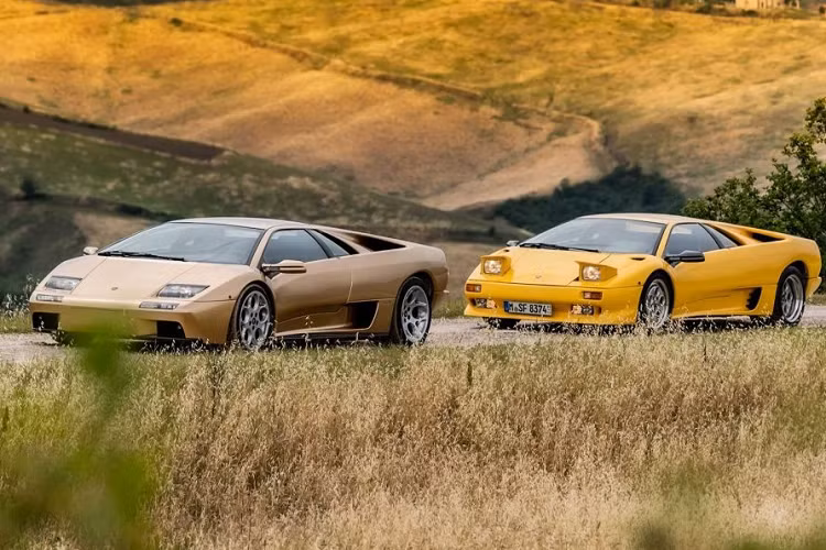 Sau hơn 10 năm có mặt trên thị trường, Diablo được thay thế bởi Murcielago vào năm 2001. Khi kết thúc vòng đời của mình, nó là chiếc siêu xe được hãng sản xuất nhiều nhất với 2.903 chiếc bao gồm Diablo tiêu chuẩn có 873 xe, VT có 592 xe trong khi VT Roadster có 468 xe.