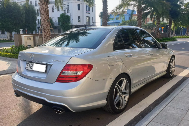 Tương tự như ngoại thất, các “tín đồ” yêu xe luôn dành một tình cảm đặc biệt cho nội thất mang phong cách cũ này, thậm chí có nhiều tay lái vẫn tìm về xe Đức cũ để chơi vì bản thân họ không “du nhập” được những cái mới. Options “đồ chơi” C300 liệt kê ra cũng rất bình thường đối với xe ngày nay như: Ghế chỉnh điện, bọc da, cửa sổ trời, điều hoà tự động, màn hình 8 inch giải trí và hơn thế nữa.