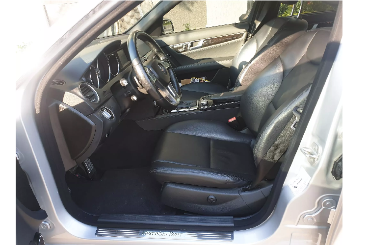 Cùng với động cơ, thiết kế chính là thế mạnh giúp chiếc C300 này trở nên đáng sở hữu và hấp dẫn hơn nhiều so với lựa chọn xe sedan hạng C phổ thông của Nhật/Hàn trong cùng một tầm giá. Nhìn chung, Mercedes-Benz C300 AMG đời cũ là một lựa chọn khá lý tưởng dành cho những ai đang tìm kiếm một chiếc xe sedan để phục vụ cho gia đình với số tiền 700 triệu đồng.