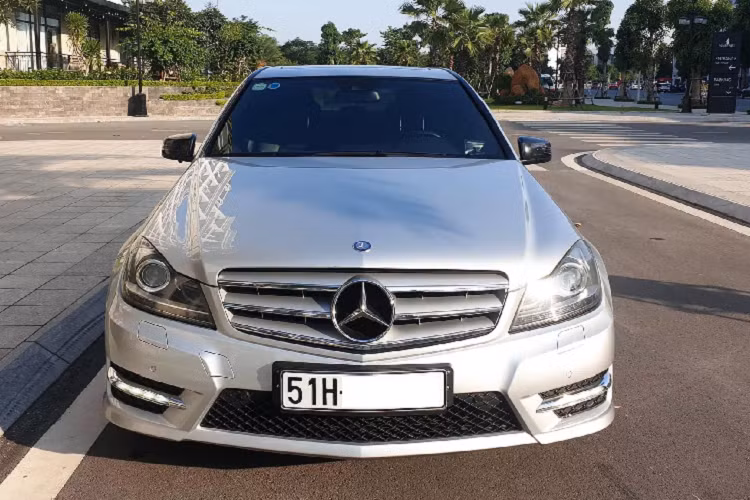Mẫu xe sang Mercedes-Benz C300 AMG cũ này đang được chào bán với khoảng 695 triệu đồng, ngang một chiếc Hyundai Elantra 2.0 mới. Đằng sau những đặc điểm nổi trội của xe Đức như cảm giác lái “thật”, chính xác, vận hành đầm chắc, độ an toàn cao, bên cạnh sở hữu một chiếc xe thương hiệu xe sang trọng mang đến bộ mặt cho chủ nhân.
