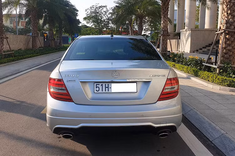 Options “đồ chơi” C300 liệt kê ra cũng rất bình thường đối với xe ngày nay như: Ghế chỉnh điện, bọc da, cửa sổ trời, điều hoà tự động, màn hình 8 inch giải trí và hơn thế nữa.