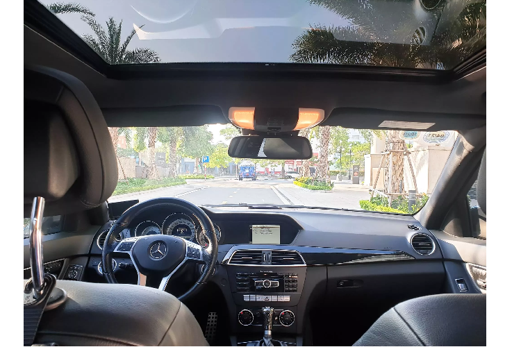 Hệ thống treo thích ứng (Agility Control) sử dụng trên xe với bộ điều khiển thông minh tự động điều chỉnh độ cứng để phù hợp với điều kiện hoạt động, giúp tăng sự ổn định, vững chắc tạo nên yếu tố hấp dẫn khi vận hành cho C300. Mặc dù đã bước sang thế hệ mới, nhưng phong cách thiết kế cứng cáp mạnh mẽ của C-Class thế hệ cũ (W204) vẫn được nhiều người yêu thích. Ngoài ra, phiên bản C300 AMG Avantgarde còn sở hữu gói ngoại thất thể thao AMG mang đầy sức hấp dẫn và cho cảm giác không hề lỗi thời.