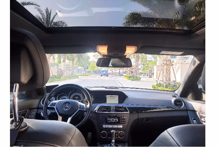 Hệ thống treo thích ứng (Agility Control) sử dụng trên xe với bộ điều khiển thông minh tự động điều chỉnh độ cứng để phù hợp với điều kiện hoạt động, giúp tăng sự ổn định, vững chắc tạo nên yếu tố hấp dẫn khi vận hành cho C300. Mặc dù đã bước sang thế hệ mới, nhưng phong cách thiết kế cứng cáp mạnh mẽ của C-Class thế hệ cũ (W204) vẫn được nhiều người yêu thích. Ngoài ra, phiên bản C300 AMG Avantgarde còn sở hữu gói ngoại thất thể thao AMG mang đầy sức hấp dẫn và cho cảm giác không hề lỗi thời.