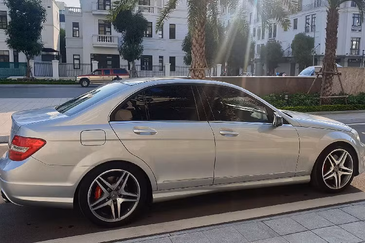 Tương tự như ngoại thất, các “tín đồ” yêu xe luôn dành một tình cảm đặc biệt cho nội thất mang phong cách cũ này, thậm chí có nhiều tay lái vẫn tìm về xe Đức cũ để chơi vì bản thân họ không “du nhập” được những cái mới.