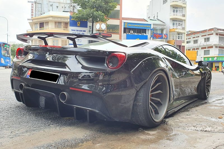 Gói tùy chỉnh trên Ferrari 488 GTB độ Liberty Walk với sự có mặt của rất nhiều chi tiết sợi carbon mới, bao gồm hai cánh chia gió nhỏ phía trước, líp hông, bộ khuếch tán táo bạo hơn ở phía sau và cả các bề mặt nội thất như hốc điều hòa, bảng đồng hồ tốc độ, bảng điều khiển và bệ tì tay trung tâm.