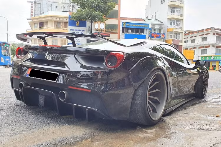 Gói tùy chỉnh trên Ferrari 488 GTB độ Liberty Walk với sự có mặt của rất nhiều chi tiết sợi carbon mới, bao gồm hai cánh chia gió nhỏ phía trước, líp hông, bộ khuếch tán táo bạo hơn ở phía sau và cả các bề mặt nội thất như hốc điều hòa, bảng đồng hồ tốc độ, bảng điều khiển và bệ tì tay trung tâm.