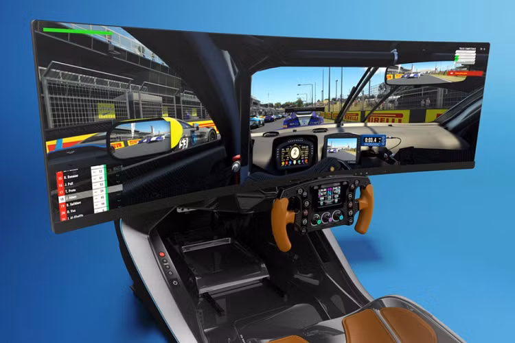 Mặt trước AMR-C01 có tạo hình tương tự lưới tản nhiệt trên xe đua Aston Martin. Trải nghiệm lái chân thật tới mức người chơi có cảm giác như đang ngồi trên xe đua.