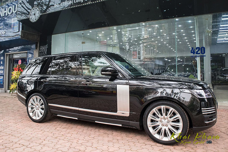 Giá xe Range Rover Autobiography LWB phiên bản 2020 mới hiện đang được chào bán tới 11,9 tỷ đồng tại một đại lý tư nhân ở Hà Nội. Xe được nhập khẩu nguyên chiếc theo diện không chính hãng, đây được xem là "đối thủ" khá mạnh của Porsche Cayenne Turbo S hay Bentley Bentayga.