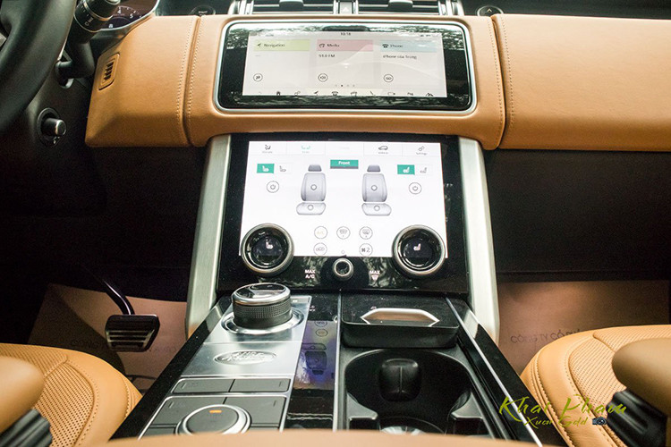 Tất cả các hàng ghế trên xe đều được bọc da thật cùng thiết kế phần đệm ghế dày giúp người dùng thoải mái nhất trong các chuyến đi xa và có khả năng chỉnh điện, massage, sưởi ấm/làm mát, nhớ vị trí ở hàng ghế trước. Hàng ghế sau có khoảng để chân 186 mm, các tính năng đều được điều chỉnh ở bệ tỳ tay với màn hình cảm ứng được tích hợp.