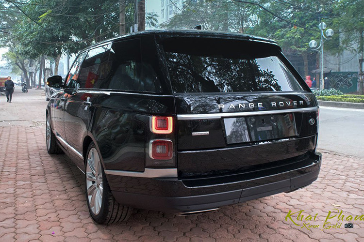 Range Rover Autobiography LWB sở hữu khối động cơ V8 - 5.0L SuperCharged cho công suất 518 mã lực và mô-men xoắn 625 Nm. Truyền sức mạnh đến bánh xe là hộp số tự động 8 cấp và hệ dẫn động 4 bánh, chiếc SUV này có thể tăng tốc từ 0-96 km/h trong 5,2 giây, trước khi đạt tốc độ tối đa 225 km/h. 