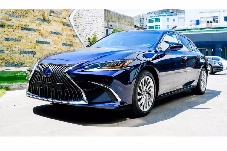 Mặc dù thương hiệu xe sang Lexus có tuổi đời chỉ 30 năm, khiêm tốn hơn các thương hiệu lâu đời đến từ Đức, nhưng Lexus là thương hiệu đã đi tiên phong trong việc cung cấp các dòng xe hạng sang sử dụng động cơ Hybrid bền bỉ, tiết kiệm và có độ tin cậy cao.