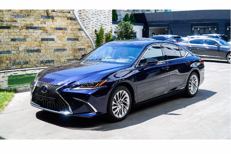 Xe được nhập khẩu trực tiếp từ Nhật Bản được phân phối chính hãng với mức giá xe Lexus ES300h 2020 khoảng 3,04 tỷ đồng tại Việt Nam đi cùng chế độ bảo hành 3 năm hoặc không giới hạn số kilomet, tùy theo điều kiện nào đến trước. 