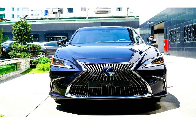 Tại thị trường Việt Nam, sau các dòng xe sedan LS500h, SUV RX450h, mới đây Lexus Việt nam đã giới thiệu thêm phiên bản Lexus ES 300h 2020 mới, đây là dòng sedan hạng sang sử dụng công nghệ hybrid đầu tiên tại thị trường Việt.