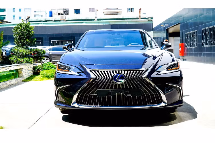 Tại thị trường Việt Nam, sau các dòng xe sedan LS500h, SUV RX450h, mới đây Lexus Việt nam đã giới thiệu thêm phiên bản Lexus ES 300h 2020 mới, đây là dòng sedan hạng sang sử dụng công nghệ hybrid đầu tiên tại thị trường Việt.