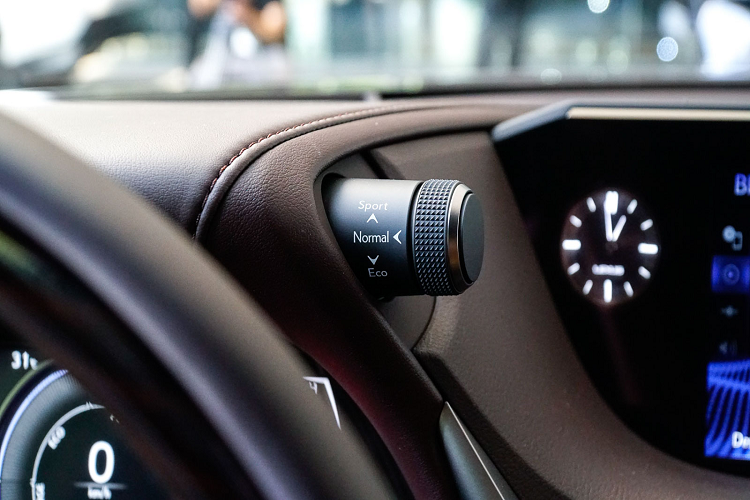 Lexus ES300h 2020 mới sở hữu thiết kế sắc sảo, táo bạo đầy lôi cuốn. Ngoại thất của ES300h 2020 cân bằng giữa sự sang trọng và thể thao được thể hiện qua nhiều đường nét thiết kế mượt mà với tỉ lệ hoàn hảo, đồng thời còn mang hiệu quả khí động học giúp tối ưu hóa hiệu suất nhiên liệu.