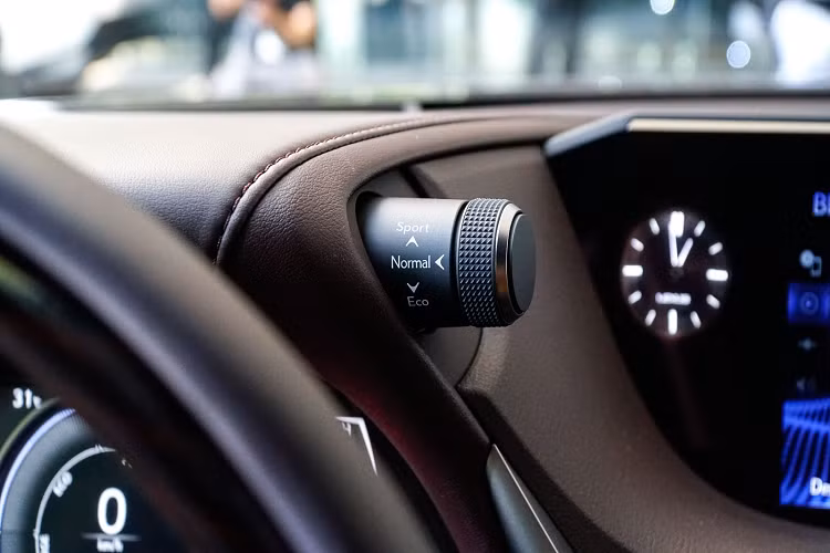 Lexus ES300h 2020 mới sở hữu thiết kế sắc sảo, táo bạo đầy lôi cuốn. Ngoại thất của ES300h 2020 cân bằng giữa sự sang trọng và thể thao được thể hiện qua nhiều đường nét thiết kế mượt mà với tỉ lệ hoàn hảo, đồng thời còn mang hiệu quả khí động học giúp tối ưu hóa hiệu suất nhiên liệu.