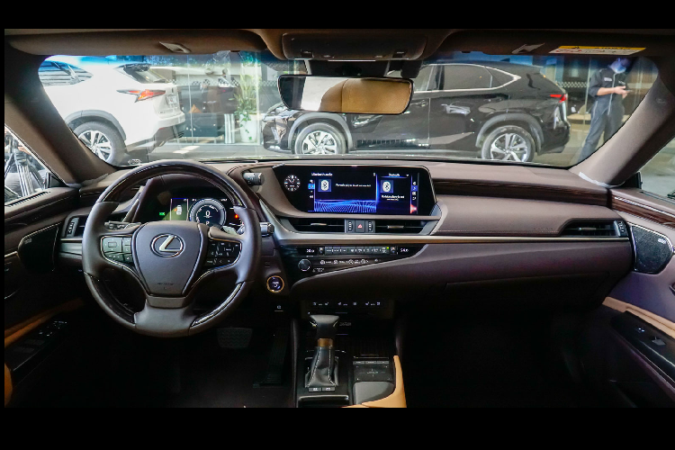 Lexus ES300h 2020 sử dụng động cơ Hybrid thế hệ thứ 4 hoàn toàn mới mang lại khả năng vận hành hứng khởi và tiết kiệm nhiên liệu tối ưu. Bên dưới nắp ca-pô ES300h 2020 là động cơ 4cyl thẳng hàng dung tích 2.5L hút khí tự nhiên (N/A) kết hợp với động cơ điện cho tổng công suất kết hợp xăng và điện 214 mã lực tại 5.700 vòng/phút và mô-men xoắn cực đại 221Nm tại 3.600 – 5.200 vòng/phút