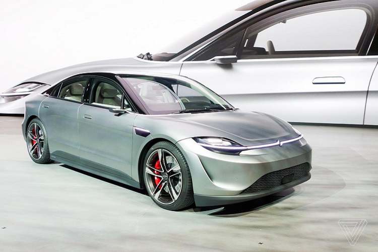 Đúng như tên gọi, Sony Vision-S hoàn toàn mới được ra đời để giới thiệu những nỗ lực của công ty công nghệ này trong mảng phương tiện di chuyển. Điểm nhấn của Sony Vision-S nằm ở 33 cảm biến, bao gồm cả cảm biến hình ảnh CMOS, bộ quét LiDAR thể rắn và radar gắn xung quanh thân xe. 