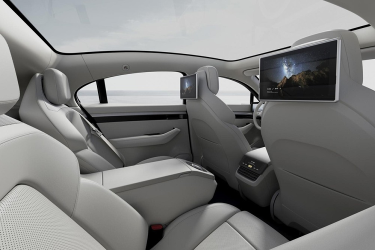Không chỉ có cảm biến, nội thất của xe thông minh Sony Vision-S còn được thiết kế theo chủ đề tập trung vào công nghệ. Điều này được thể hiện qua 2 màn hình thông tin giải trí cỡ lớn nằm trên tựa đầu ghế của hàng ghế trước. Thêm vào đó là màn hình cảm ứng Paronama kéo dài đến hết chiều rộng của mặt táp-lô. 