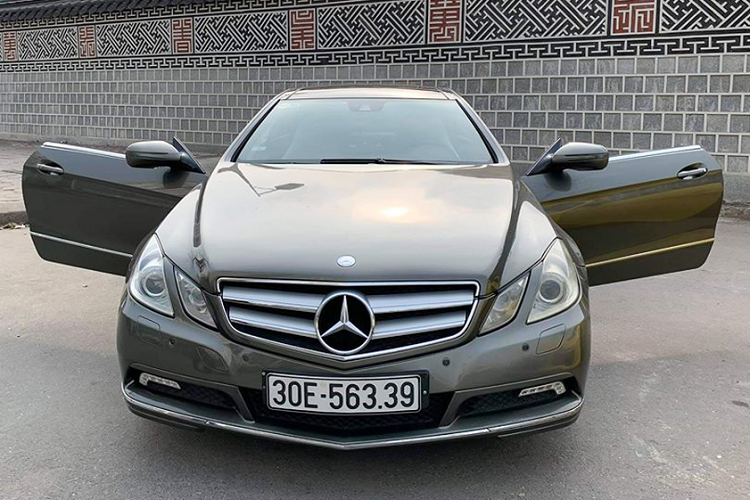 Vào năm 07/2009, Mercedes-Benz Việt Nam đã từng giới thiệu đến thị trường Việt biến thể Coupe của dòng E-Class thế hệ thứ 4 (W212) – E350 Coupe (C207) cùng với phiên bản sedan E300 Elegance xe lắp ráp trong nước. Tại thời điểm đó, giá xe Mercedes-Benz E350 Coupe nhập khẩu bán ra từ 2,502 tỷ đồng.