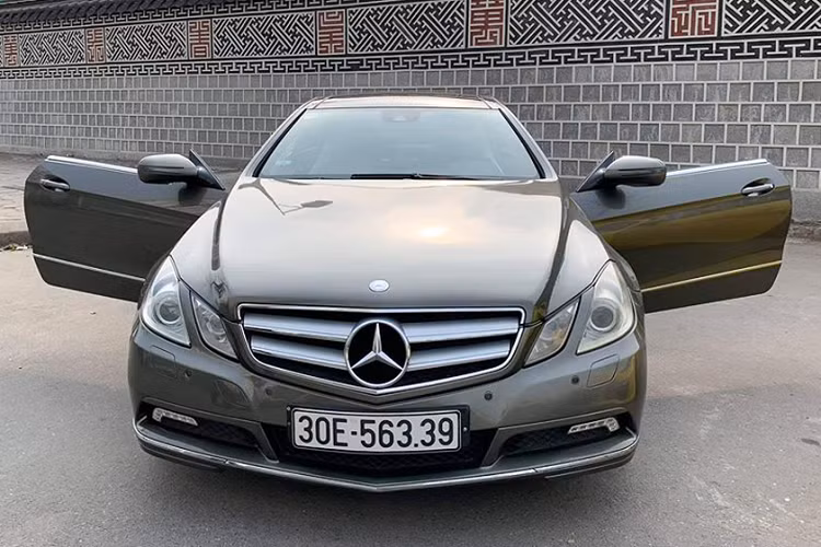 Vào năm 07/2009, Mercedes-Benz Việt Nam đã từng giới thiệu đến thị trường Việt biến thể Coupe của dòng E-Class thế hệ thứ 4 (W212) – E350 Coupe (C207) cùng với phiên bản sedan E300 Elegance xe lắp ráp trong nước. Tại thời điểm đó, giá xe Mercedes-Benz E350 Coupe nhập khẩu bán ra từ 2,502 tỷ đồng.