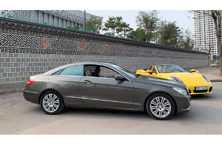 Tương tự như “S-Class hai cửa” - dòng CL một thời vang bóng, dòng E-Class Coupe số lượng khá hiếm tại Việt Nam khi xe sang coupe vốn rất kén người chơi. Chính vì thế, Mercedes-Benz E350 Coupe đời cũ này trở thành lựa chọn khá độc đáo dành cho các bạn trẻ, hay các chị em đang cần một chiếc xe coupe cá tính thương hiệu sang chảnh với chi phí mua xe dưới 1 tỷ đồng.
