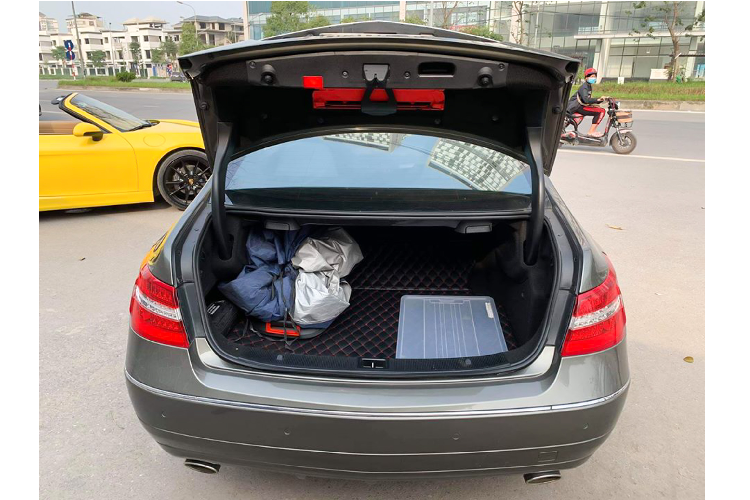 Ra đời cách đây 10 năm, nhưng E350 Coupe sở hữu nhiều hệ thống an toàn cao cấp mà người mua không tìm thấy trên các dòng xe phổ thông trong tầm giá dưới 1 tỷ như: hệ thống cảnh báo sớm (Attention Assist), hệ thống hỗ trợ đỗ xe (Parktronic), đèn pha thông minh (ILS), hệ thống an toàn Pre-Safe, phanh Adaptive,…