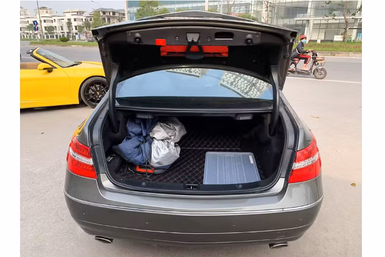 Ra đời cách đây 10 năm, nhưng E350 Coupe sở hữu nhiều hệ thống an toàn cao cấp mà người mua không tìm thấy trên các dòng xe phổ thông trong tầm giá dưới 1 tỷ như: hệ thống cảnh báo sớm (Attention Assist), hệ thống hỗ trợ đỗ xe (Parktronic), đèn pha thông minh (ILS), hệ thống an toàn Pre-Safe, phanh Adaptive,…