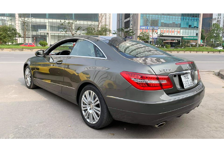 Tuy nhiên, E350 Coupe là mẫu xe hiếm và độc đáo trên thị trường, E350 Coupe thích hợp với các tay chơi “Mẹc” thích sưu tầm hàng độc, rủng rỉnh tiền bạc không phải chặc lưỡi, xuýt xoa về chi phí mỗi khi nó “hắt hơi sổ mũi”. Giá xe Mercedes-Benz E350 cũ trong bài viết này hiện đang được chủ nhân chào bán 860 triệu đồng ở TP HCM.