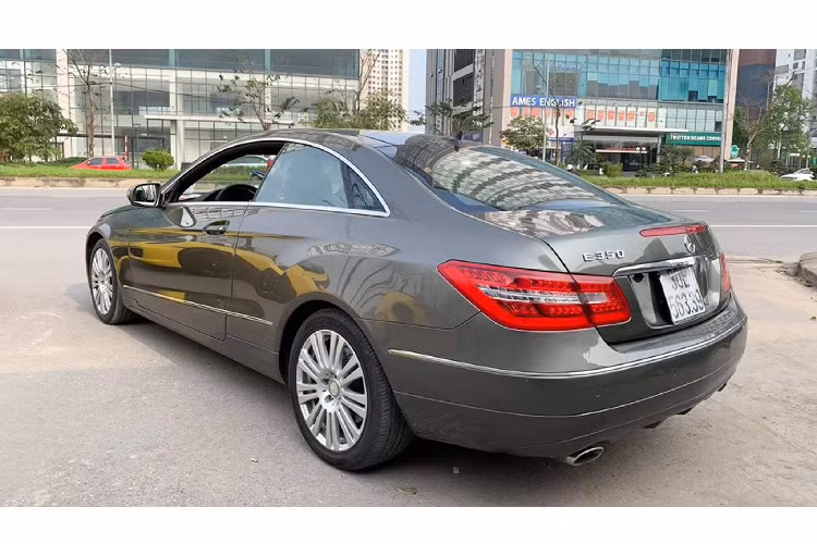 Tuy nhiên, E350 Coupe là mẫu xe hiếm và độc đáo trên thị trường, E350 Coupe thích hợp với các tay chơi “Mẹc” thích sưu tầm hàng độc, rủng rỉnh tiền bạc không phải chặc lưỡi, xuýt xoa về chi phí mỗi khi nó “hắt hơi sổ mũi”. Giá xe Mercedes-Benz E350 cũ trong bài viết này hiện đang được chủ nhân chào bán 860 triệu đồng ở TP HCM.