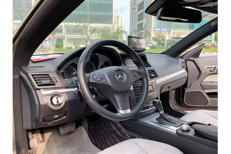 Được phát triển dựa trên nền tảng E-Class sedan thế hệ thứ 4, E-Class biến thể Coupe mang thiết kế cứng cáp “bền dáng” và không thể nhầm lẫn của dòng E-Class cũ. Mãi đến ngày nay, nhiều fan trung thành của “Mẹc” vẫn yêu thích phong cách của E-Class đời này.