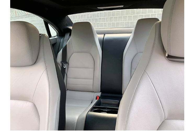 Khác với biến thể sedan, biến thể Coupe có một số điểm khác biệt như lược bỏ đi cột B, thiết kế mui xe đổ dốc về phía sau hài hoà và mang chất thể thao hơn. Phần đầu xe nổi bật với cụm đèn pha tách rời đặt trưng, logo ngôi sao ba cánh nằm chính giữa. Tổng thể chiếc coupe hài hoà hơn với “dàn chân” lắp bộ mâm 17 inch 10 chấu kép.