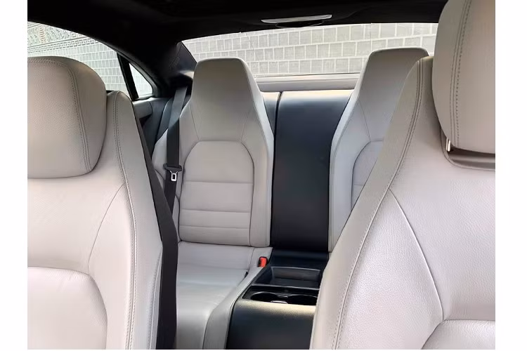 Khác với biến thể sedan, biến thể Coupe có một số điểm khác biệt như lược bỏ đi cột B, thiết kế mui xe đổ dốc về phía sau hài hoà và mang chất thể thao hơn. Phần đầu xe nổi bật với cụm đèn pha tách rời đặt trưng, logo ngôi sao ba cánh nằm chính giữa. Tổng thể chiếc coupe hài hoà hơn với “dàn chân” lắp bộ mâm 17 inch 10 chấu kép.