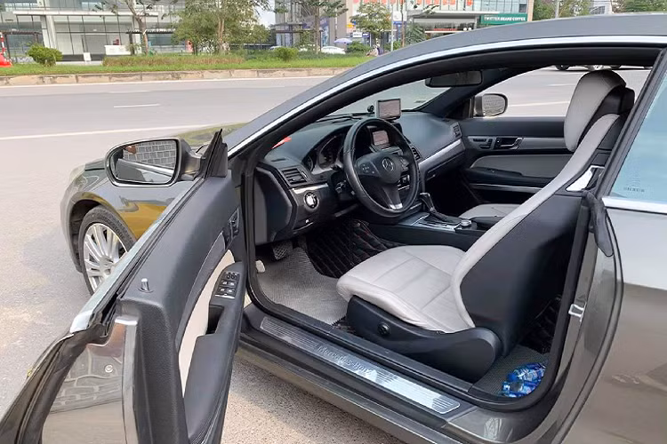 Nội thất E350 thể hiện sự cao cấp qua các chi tiết trang trí bọc da và ốp gỗ cao cấp. Xe được thiết kế chỗ ngồi kiểu 2+2, trong đó hàng ghế trước của E 350 đều chỉnh điện. Điều hoà tự động (Thermotronic), cửa sổ trời Panorama, hệ thống giải trí kết nối UCI hỗ trợ kết nối iPod, thẻ nhớ, Audio, DVD,…