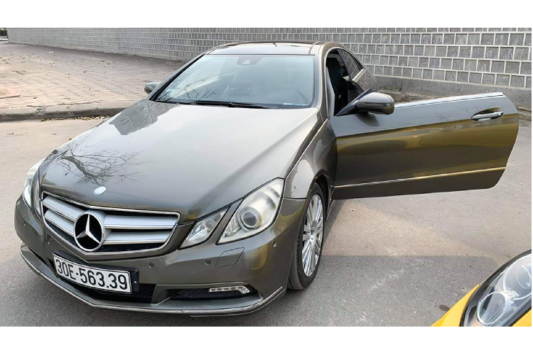 Sức mạnh truyền xuống cầu sau (RWD) thông qua hộp số tự động 7 cấp (7G-Tronic). Nhờ đó, E350 Coupe có khả năng tăng tốc 0-100 km/h chỉ trong 6,4 giây. Theo nhà sản xuất, động cơ V6 3.5L này “ăn uống” khoảng 7,1 lít nhiên liệu đường quốc lộ.