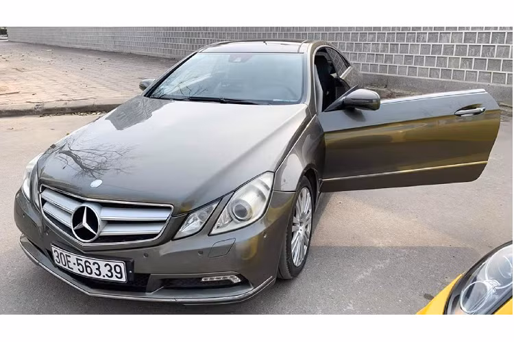 Sức mạnh truyền xuống cầu sau (RWD) thông qua hộp số tự động 7 cấp (7G-Tronic). Nhờ đó, E350 Coupe có khả năng tăng tốc 0-100 km/h chỉ trong 6,4 giây. Theo nhà sản xuất, động cơ V6 3.5L này “ăn uống” khoảng 7,1 lít nhiên liệu đường quốc lộ.