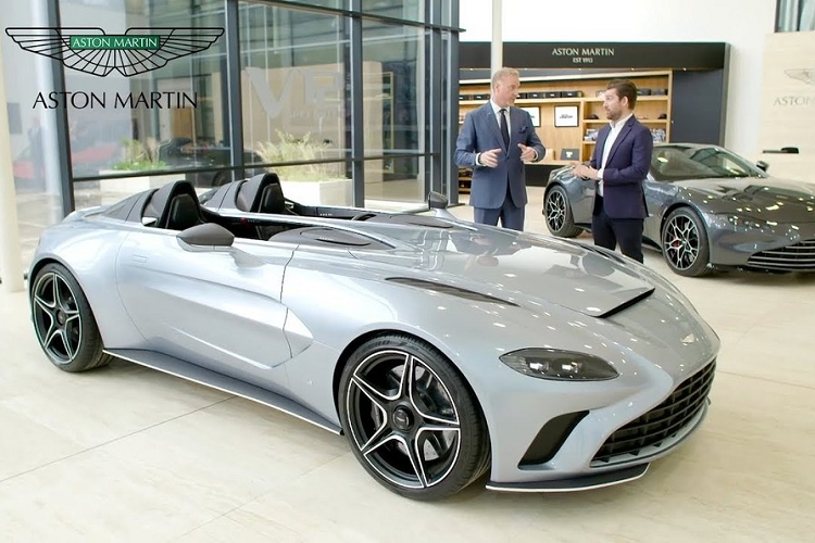 Không những thế, các đại gia ở Hương Cảng còn rất chịu chơi khi đặt đến 2 chiếc Aston Martin V12 Speedster hàng hiếm. Tất nhiên là hãng siêu xe Anh quốc không từ chối lời đề nghị béo bở này.