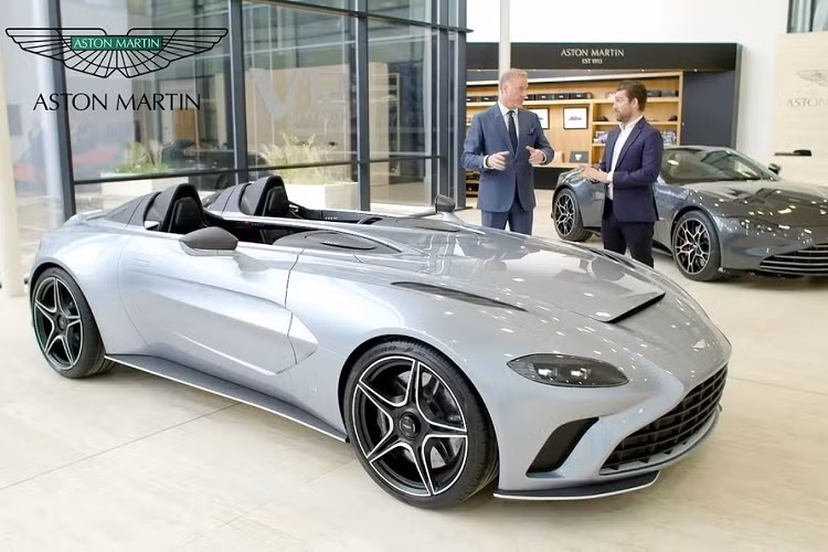 Không những thế, các đại gia ở Hương Cảng còn rất chịu chơi khi đặt đến 2 chiếc Aston Martin V12 Speedster hàng hiếm. Tất nhiên là hãng siêu xe Anh quốc không từ chối lời đề nghị béo bở này.