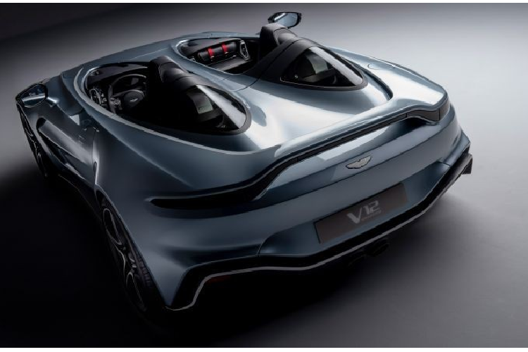 Aston Martin V12 Speedster là sản phẩm được tạo nên bởi Q by Aston Martin với cảm hứng từ lịch sử thể thao tốc độ của hãng xe Anh quốc cùng thiết kế phong cách hàng không. Được biết là ý tưởng về chiếc Aston Martin V12 Speedster bắt đầu hình thành từ 12 tháng trước nhằm mang đến cho khách hàng thêm lựa chọn siêu xe hai chỗ không mui, bên cạnh các mẫu xe như Bentley Bacalar, McLaren Elva hay Ferrari Monza SP2.