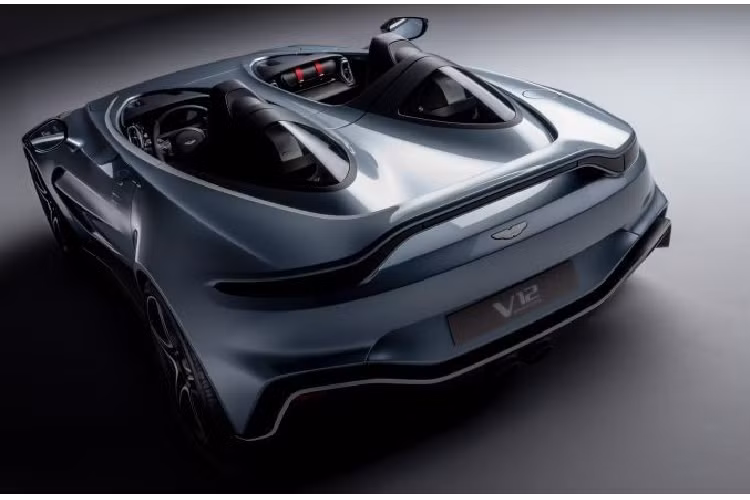 Aston Martin V12 Speedster là sản phẩm được tạo nên bởi Q by Aston Martin với cảm hứng từ lịch sử thể thao tốc độ của hãng xe Anh quốc cùng thiết kế phong cách hàng không. Được biết là ý tưởng về chiếc Aston Martin V12 Speedster bắt đầu hình thành từ 12 tháng trước nhằm mang đến cho khách hàng thêm lựa chọn siêu xe hai chỗ không mui, bên cạnh các mẫu xe như Bentley Bacalar, McLaren Elva hay Ferrari Monza SP2.