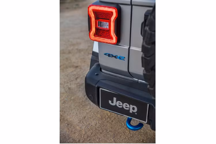 Jeep Wrangler 4xe 2021 sẽ được lắp ráp tại nhà máy Toledo North ở Ohio. Jeep cũng xác nhận việc giao hàng các phiên bản đầu tiên của Wrangler Rubicon và Sahara 4xe sẽ bắt đầu vào quý đầu tiên của năm 2021.