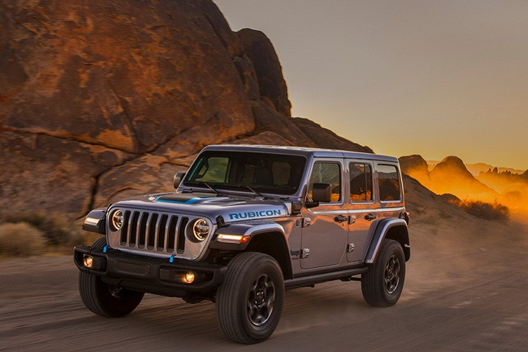 Về nội thất, cabin vẫn quen thuộc với tông màu đen với đường chỉ may màu xanh. Xe trang bị cụm đồng hồ đo dành riêng cho từng mẫu xe và hệ thống thông tin giải trí riêng biệt Uconnect 4C Nav với màn hình 8,4 inch, hệ thống âm thanh Alpine 9 loa với loa siêu trầm và bộ khuếch đại 552 watt.