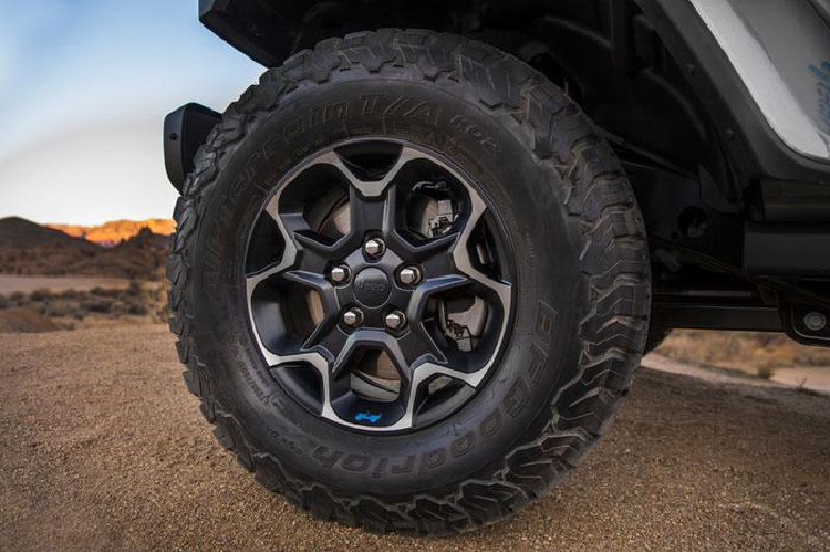 Jeep Wrangler 4xe được cung cấp với 10 tùy chọn màu sơn khác nhau, cùng các điểm nhấn màu xanh đặc trưng của dòng xe hybrid của hãng. Xe trang bị bộ la-zăng offroad 17 inch và lốp 33 inch, mâm beadlock, bộ nâng gầm 2 inch, trong khi các bản thấp hơn có bộ la-zăng 20 inch.