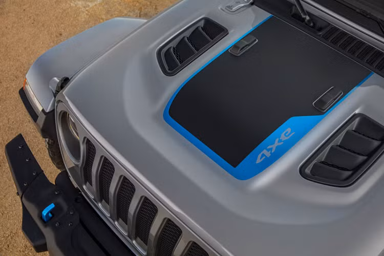 Jeep Wrangler 4xe là mẫu xe địa hình đầu tiên của Jeep ứng dụng công nghệ PHEV để vừa đáp ứng chuẩn khí thải hà khác của thế giới nhưng vẫn giữ nguyên những giá trị cốt lõi của dòng xe địa hình huyền thoại của hãng xe Mỹ