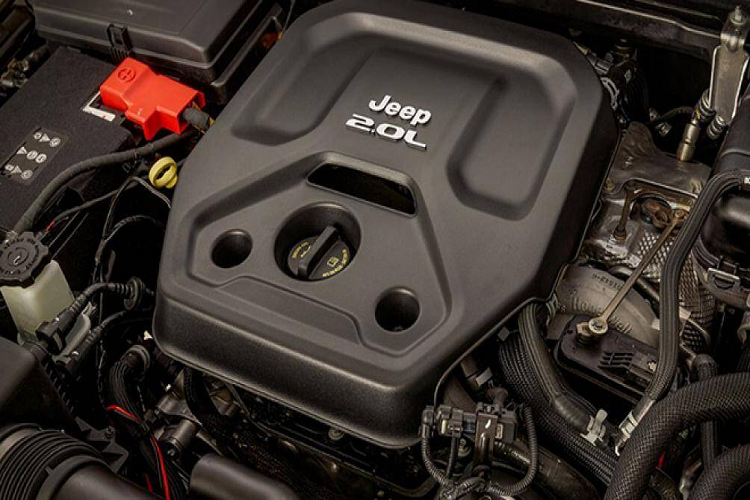 Cả 2 phiên bản của Wrangler 4xe đều sử dụng động cơ xăng tăng áp 2.0L hoạt động cùng 2 động cơ điện cho công suất tổng cộng 375 mã lực và momen xoắn 637 Nm. Trong khi đó, bộ pin 17 kWh lithium-ion cung cấp một phạm vi hoàn toàn bằng điện lên đến 40km và mức tiêu hao nhiên liệu khoảng 5.6l/100km.