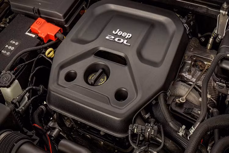 Cả 2 phiên bản của Wrangler 4xe đều sử dụng động cơ xăng tăng áp 2.0L hoạt động cùng 2 động cơ điện cho công suất tổng cộng 375 mã lực và momen xoắn 637 Nm. Trong khi đó, bộ pin 17 kWh lithium-ion cung cấp một phạm vi hoàn toàn bằng điện lên đến 40km và mức tiêu hao nhiên liệu khoảng 5.6l/100km.