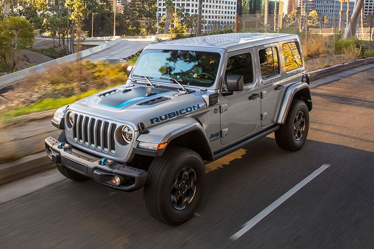 Sau khi trình làng phiên bản cắm sạc plug-in-hybrid (PHEV) của mẫu SUV Wrangler đầu tháng 9 mới đây, hãng xe Mỹ đã chính thức công bố giá bán cho Jeep Wrangler 4xe 2021 mới. Đúng như dự đoán, mức giá phải trả cho việc sở hữu phiên bản tiết kiệm nhiên liệu hàng đầu của mẫu SUV địa hình này không hề...tiết kiệm.