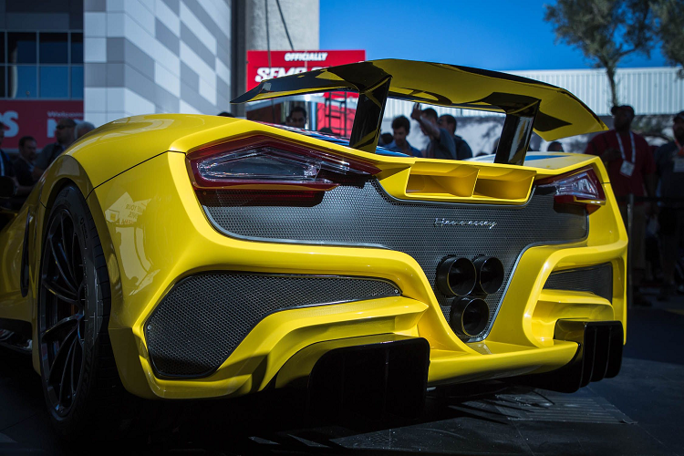 Bên cạnh sức mạnh số 1 thế giới, Hennessey Venom F5 2021 mới còn mang trong mình vô vàn điều thú vị khác. Trong đó, có thể dễ dàng điểm qua như hệ thống khung gầm từ sợi carbon siêu nhẹ với trọng lượng chỉ là 86 kg và độ cứng vững thậm chí vượt mặt cả hệ thống khung gầm của đối thủ Bugatti Chiron danh tiếng.